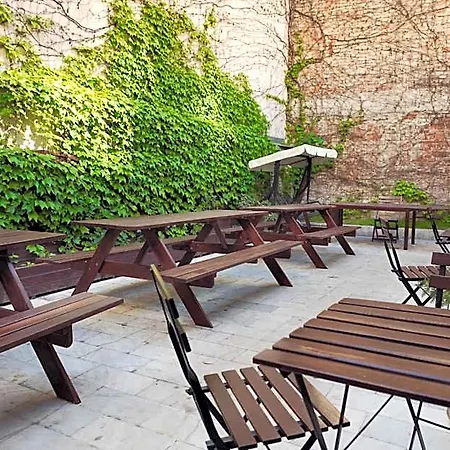 Hostel Patio Dorms